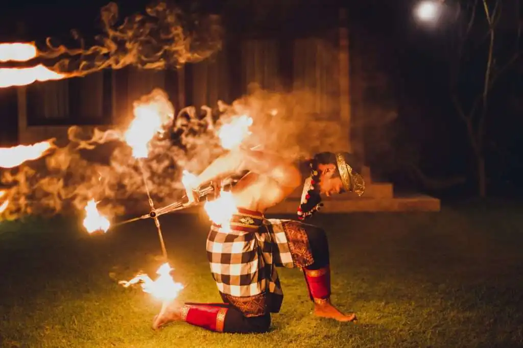 Bali Toerisme Indonesië - Traditionele Balinese dans met vuurshow op nachtelijk strandfeest - Destinasindo