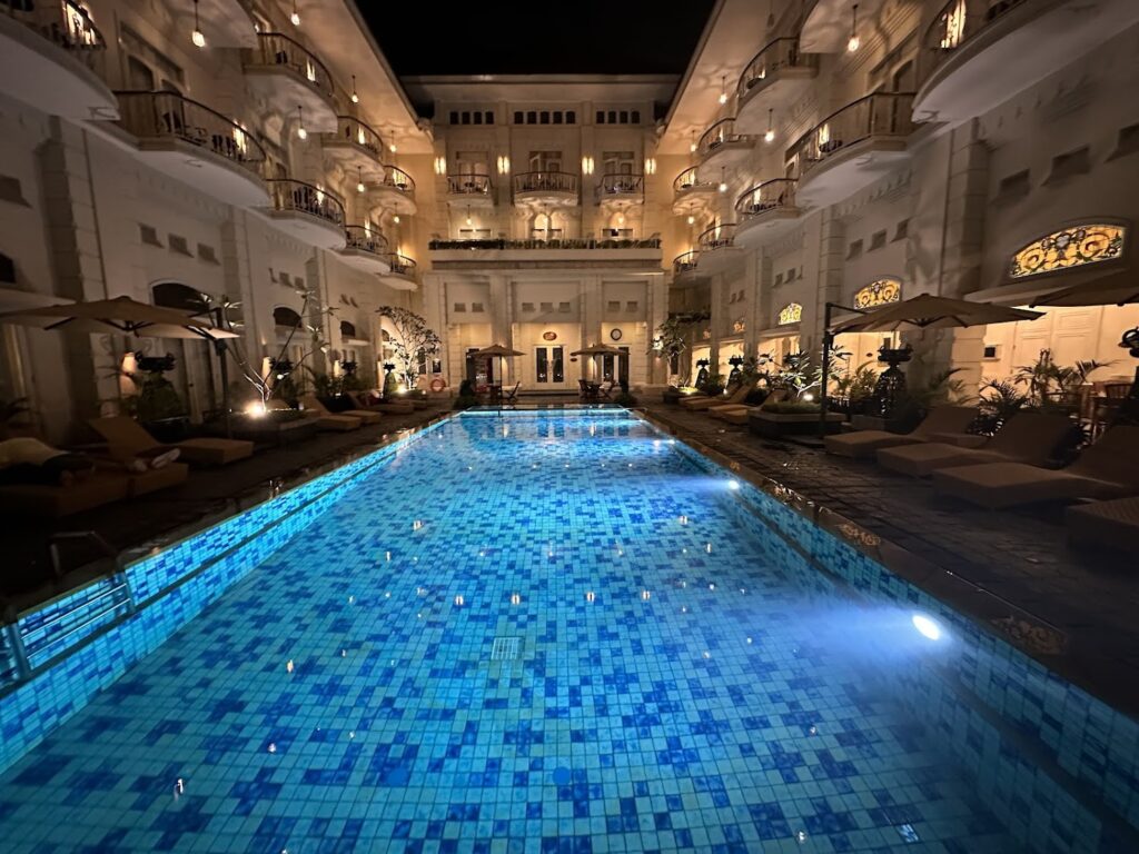 Nachtzicht van het zwembad van een luxe hotel in Yogyakarta, Indonesië. Een rustige ontsnapping.