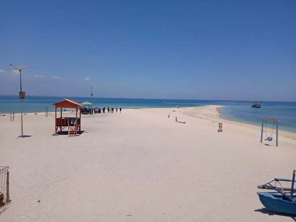 La impresionante playa de arena blanca de Gili Ketapang, en Probolinggo, es ideal para practicar snorkel.