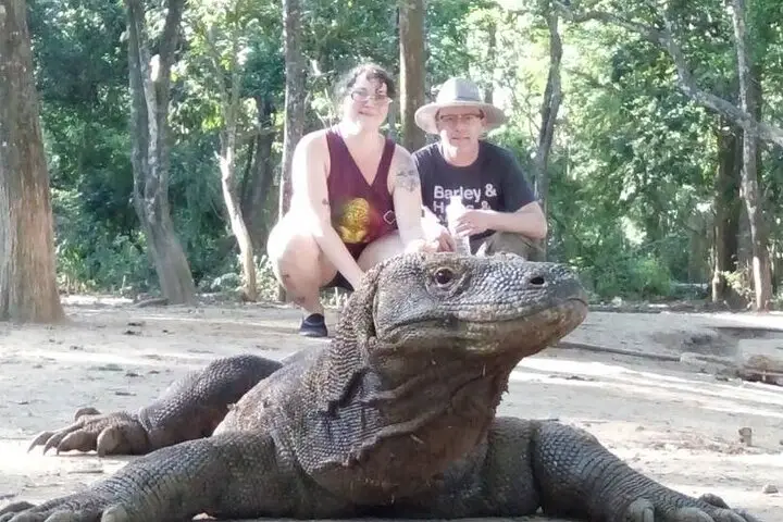 Een koppel poseert met een komodovaraan op Komodo eiland.