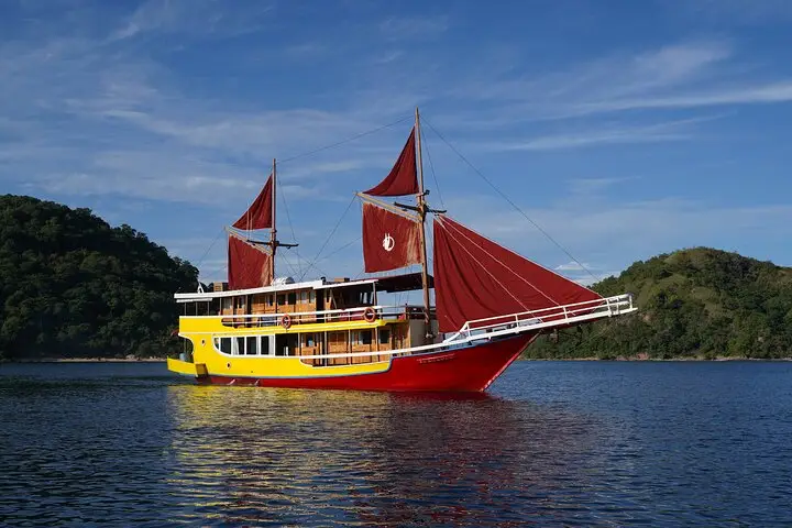 Traditionele Indonesische Phinisi boten varen in de buurt van Komodo National Park.