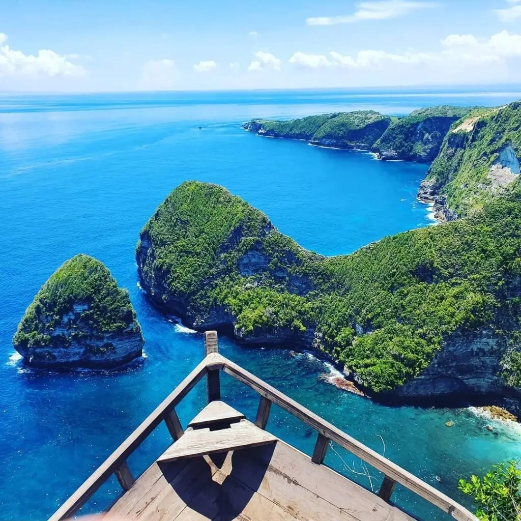 Una impresionante vista panorámica desde el mirador T-Rex de Nusa Penida, con espectaculares acantilados y las aguas turquesas de la playa de Kelingking. #Pelingking Beach