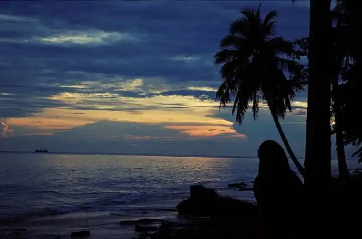 Puesta de sol en la playa de Batu Lamampu, un lugar para hacer fotos digno de Instagram.