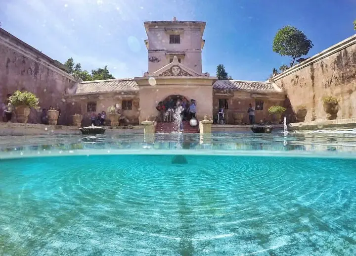 Taman Sari Waterpaleis in Yogyakarta, Indonesië: een spektakel op twee niveaus met prachtige architectuur en turquoise zwembaden.