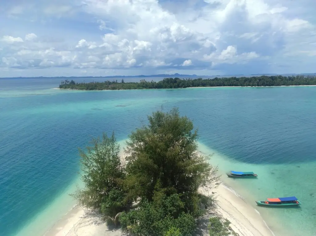 Pulau Banyak Aceh Singkil: Stunning scenery of sandbars, clear water and boats, a hidden paradise.