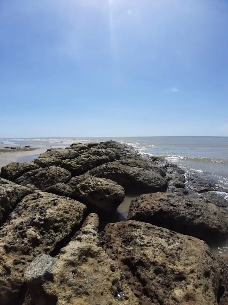 Rocas en la playa de Batu Lamampu en Nunukan, una escena playera con vistas al océano.