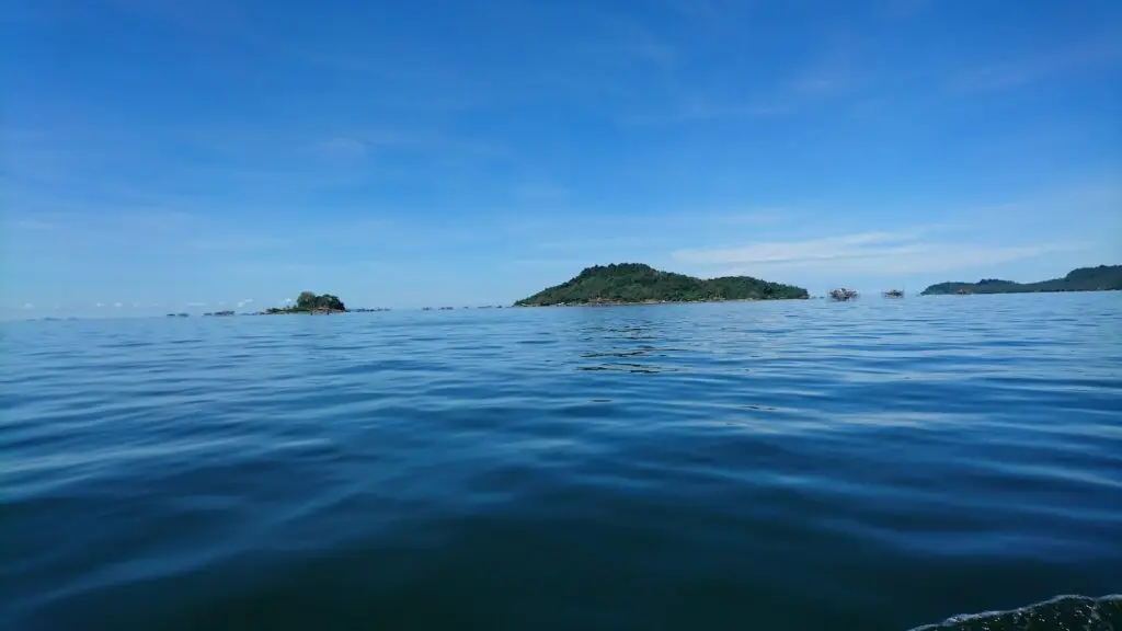 Lemukutan eiland, West-Kalimantan: Een rustig zeelandschap met eilanden, perfect om te duiken en verborgen paradijsjes te verkennen.