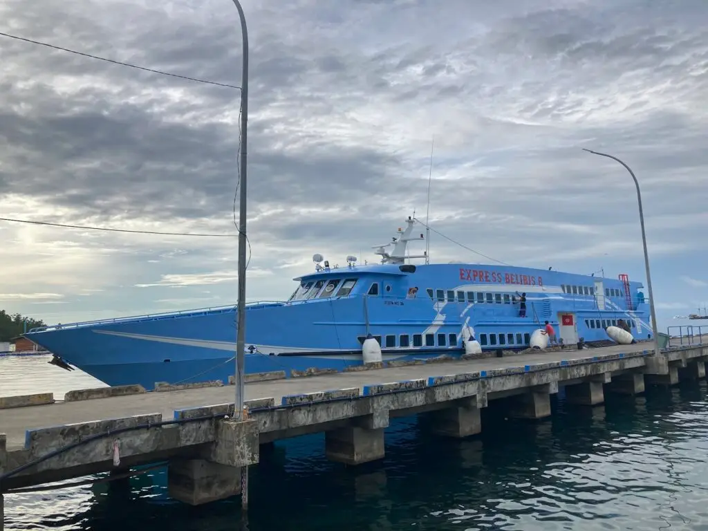 Blue Express Belbis 8 veerboot meert aan bij de aanlegsteiger