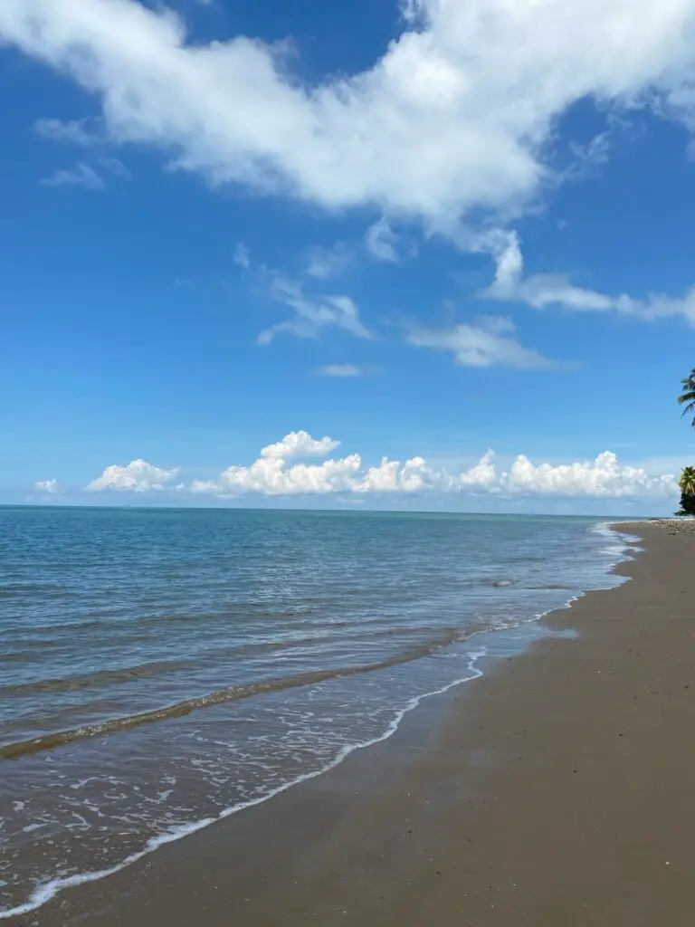 Una hermosa vista de la playa de Batu Lamampu Beach Nunukan con cielo azul y nubes.