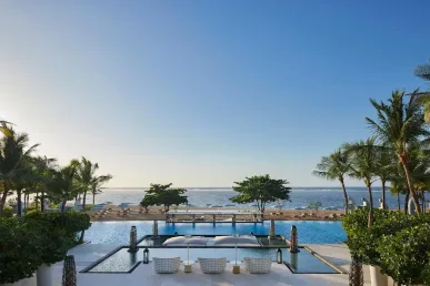 Uitzicht op het zwembad van Mulia Resort