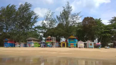 een rij kleurrijke huizen aan een strand