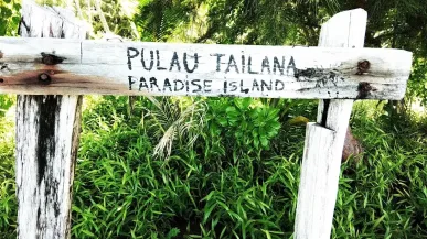Pemandangan pulau Tailana di Paradis Island menampilkan keindahan alam tropis dengan vegetasi hijau lebat yang menawan, cocok untuk wisata alam dan relaksasi.