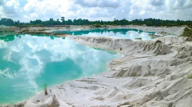 Prachtig landschap van het Kaolienmeer Belitung in Perawas, Indonesië