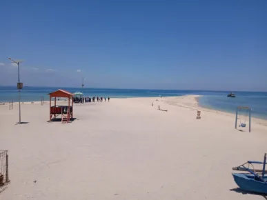 Het prachtige witte zandstrand van Gili Ketapang, Probolinggo, is ideaal om te snorkelen.