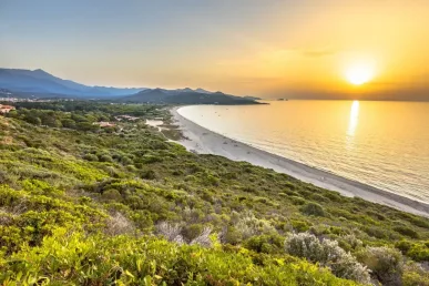 Gouden zonsondergang boven het strand van Losari