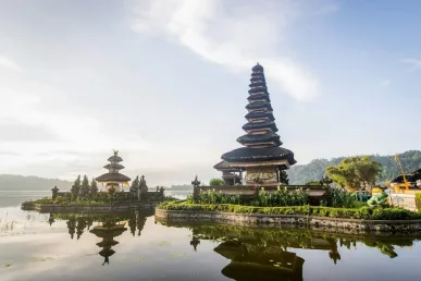 Pura Ulun Danu Beratan tempel bij zonsopgang op Bali, Indonesië