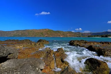 Golven slaan neer op een rotsstrand bij Mandalika Lombok, Indonesië.