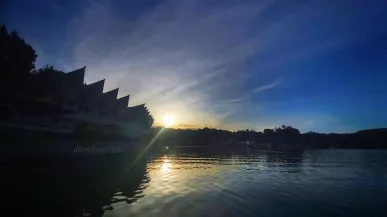 Zonsondergang over het Tobameer in Samosir, Noord-Sumatra, weerspiegeld in het water.