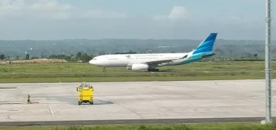 Het vliegtuig van Garuda Indonesia op Lombok International Airport (LOP) op het tarmac.